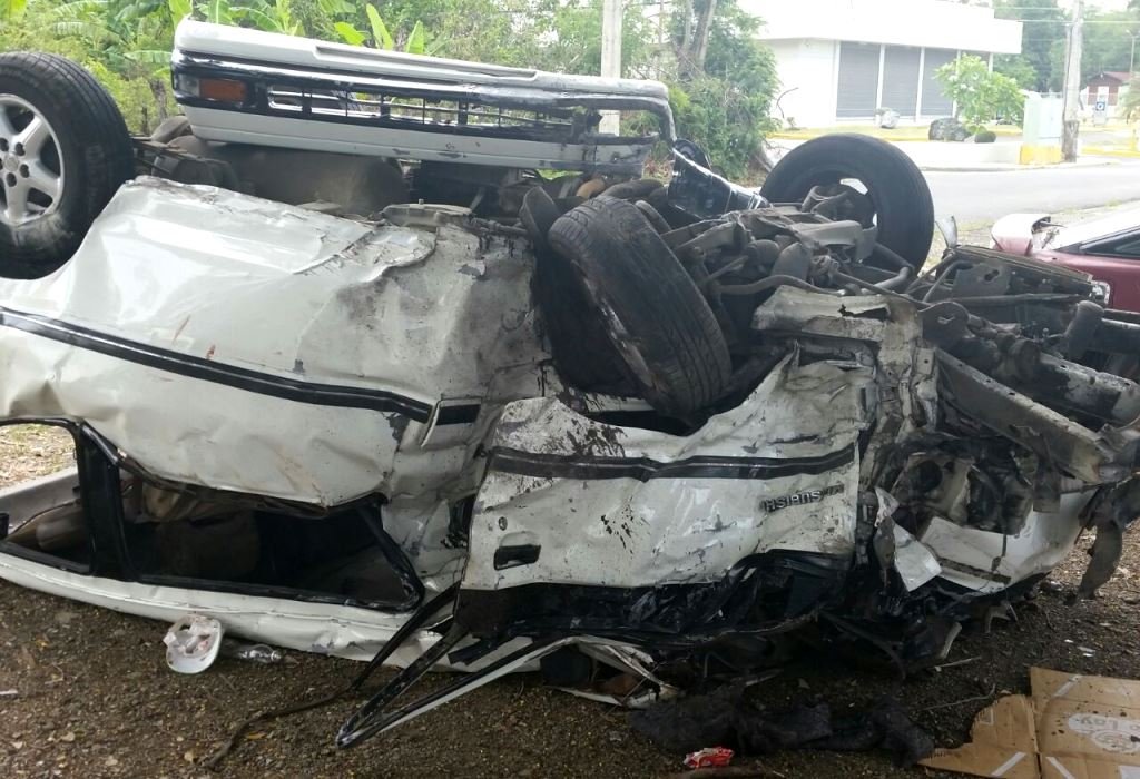 Accidente entre una ambulancia y un minibús en la entrada de Moca